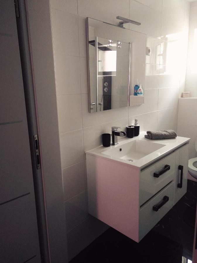 Sunshine Apartments Karlobag Bagian luar foto