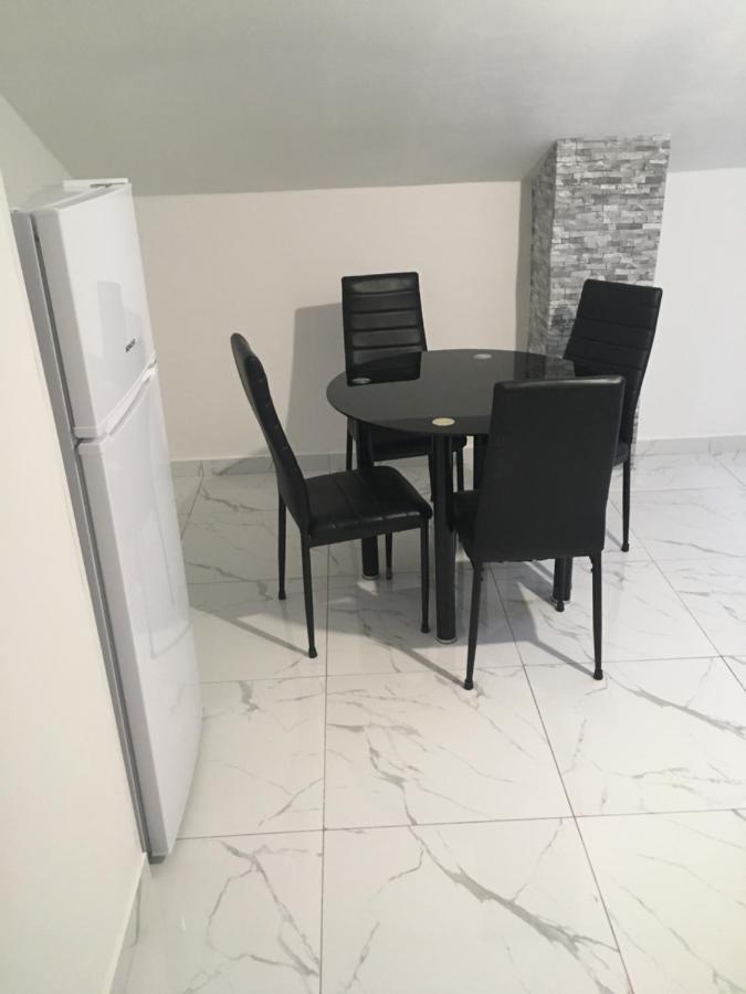 Sunshine Apartments Karlobag Bagian luar foto