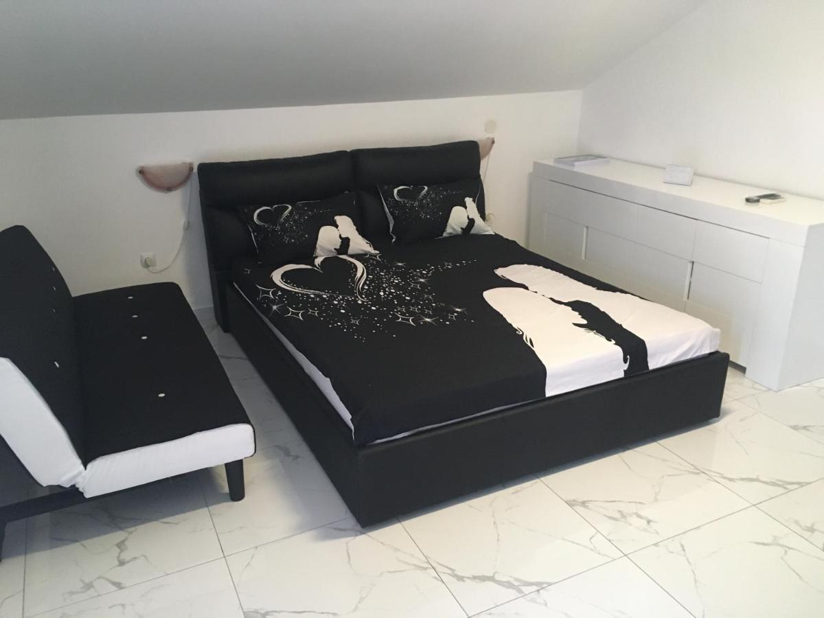 Sunshine Apartments Karlobag Bagian luar foto