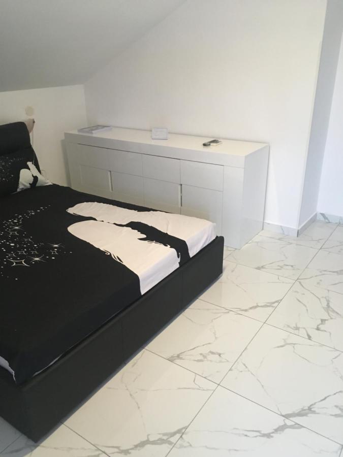 Sunshine Apartments Karlobag Bagian luar foto