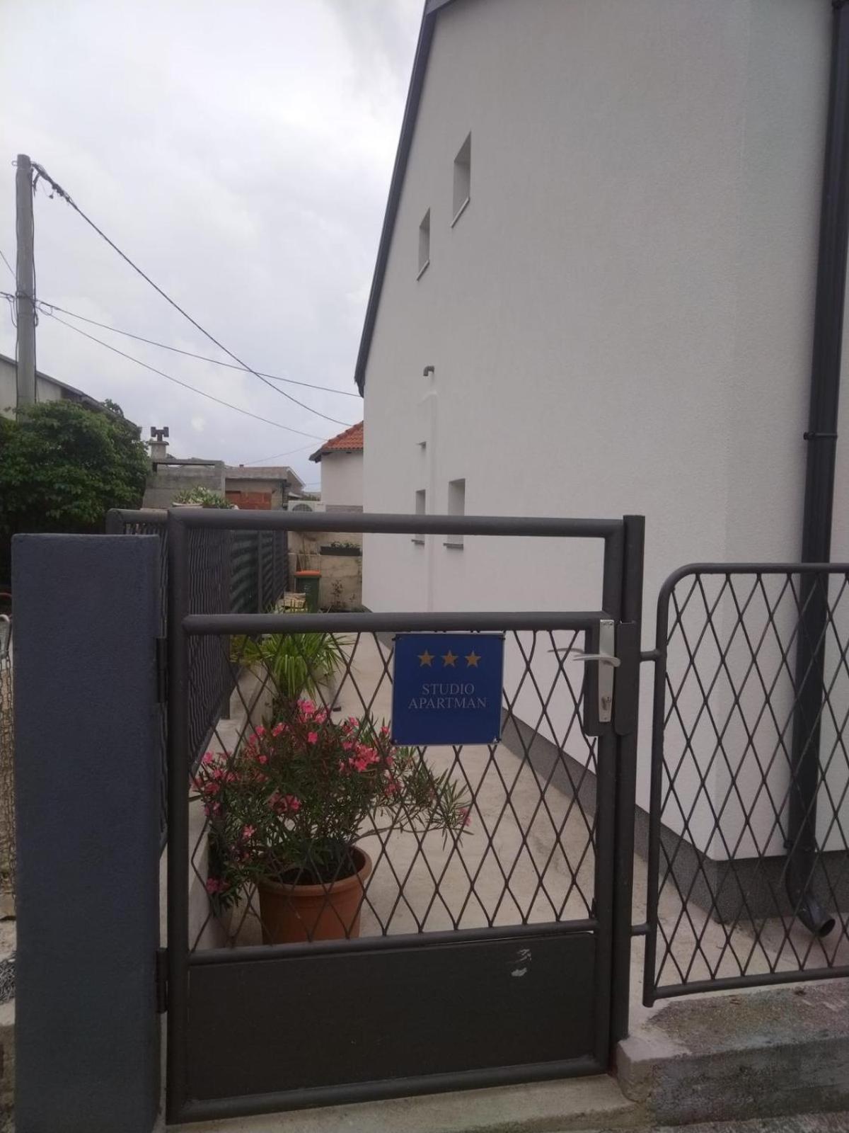 Sunshine Apartments Karlobag Bagian luar foto