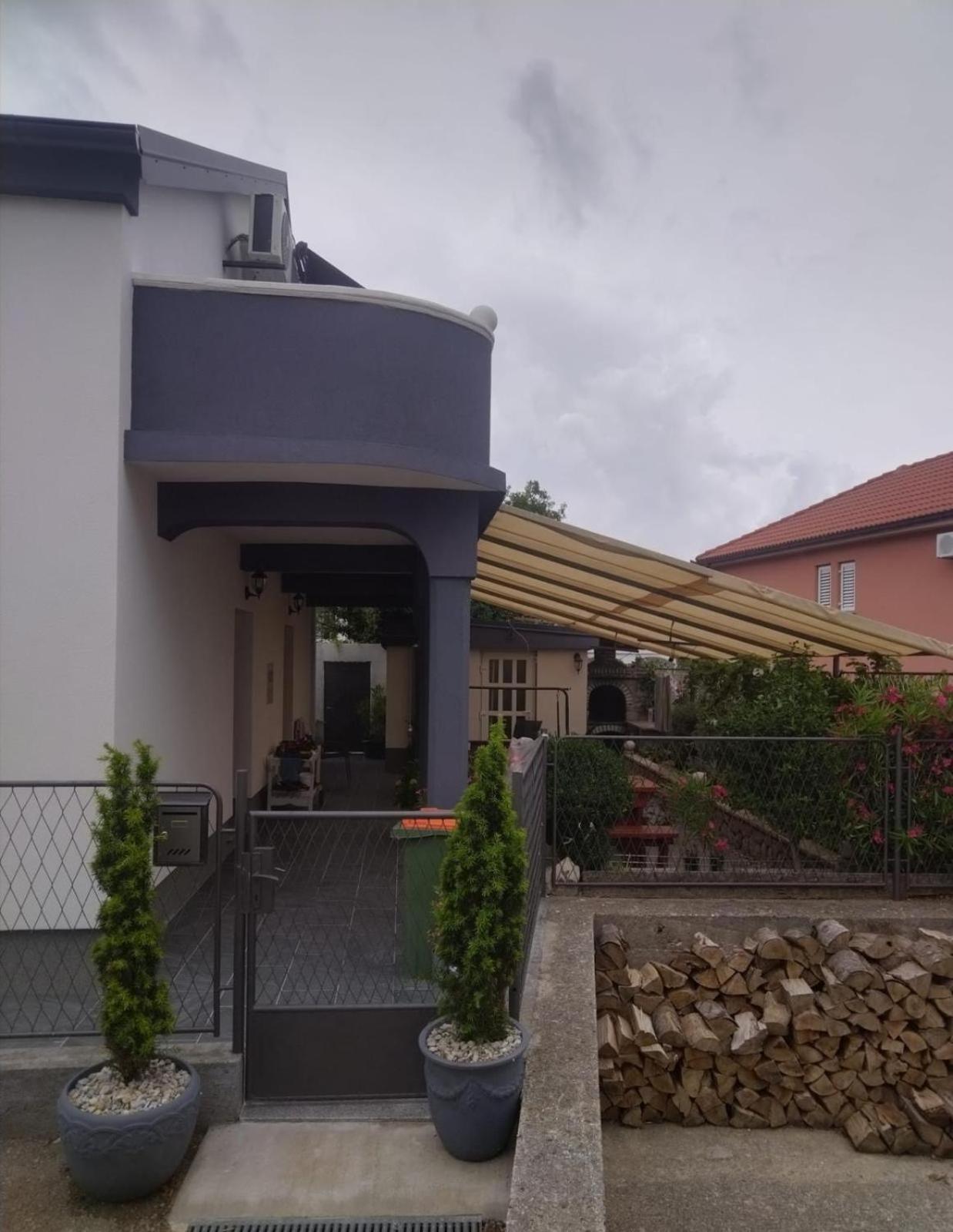 Sunshine Apartments Karlobag Bagian luar foto